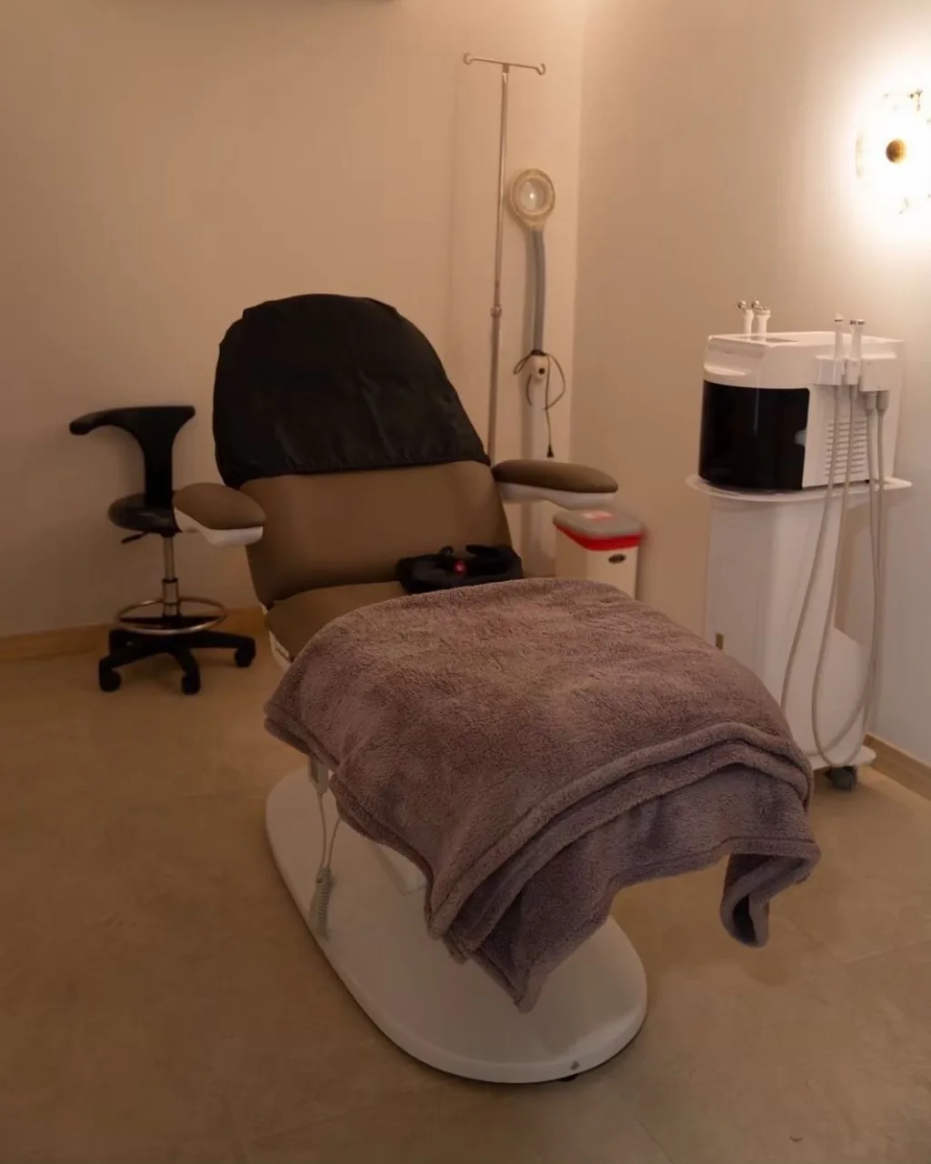 Private VERZO CLINIC treatment room with an adjustable chair and clinic equipment